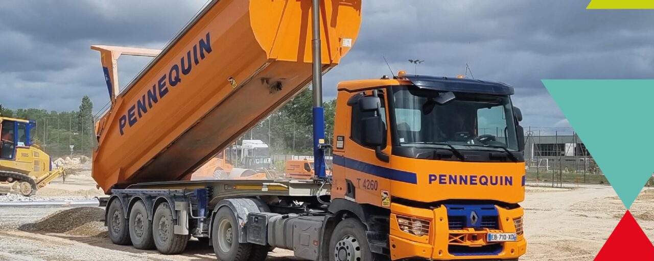 Camion benne PENNEQUIN sur un chantier de travaux publics